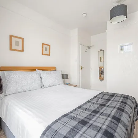 לינה וארוחת בוקר Blue Swallow