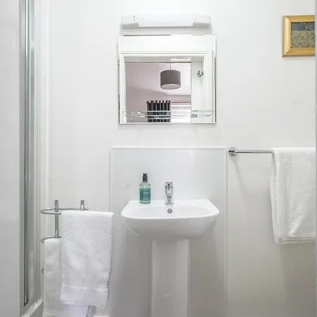 לינה וארוחת בוקר Blue Swallow פנרית'