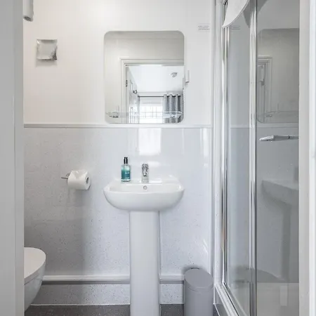 לינה וארוחת בוקר Blue Swallow פנרית'